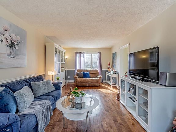 5th image of 910 Cornell Cres
