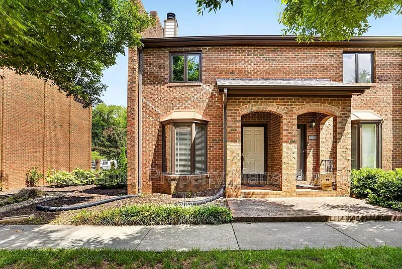 2 bed, 1.5 bath, 1082 sqft, $1,500 — Photo 1