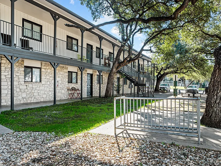 Tambaleo Apartments — Photo 28