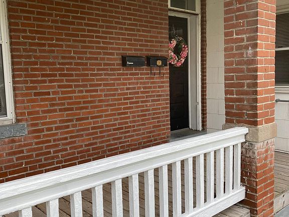 Nice front porch entry