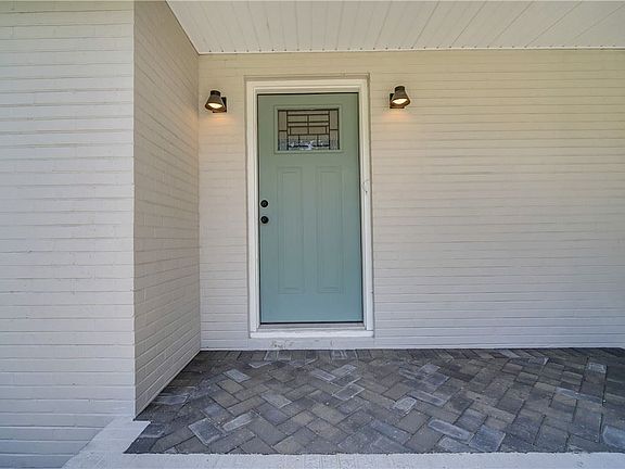 4th image of 2115 Parkwood Dr
