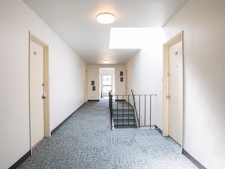 Gayley Manor Apartments — Photo 8