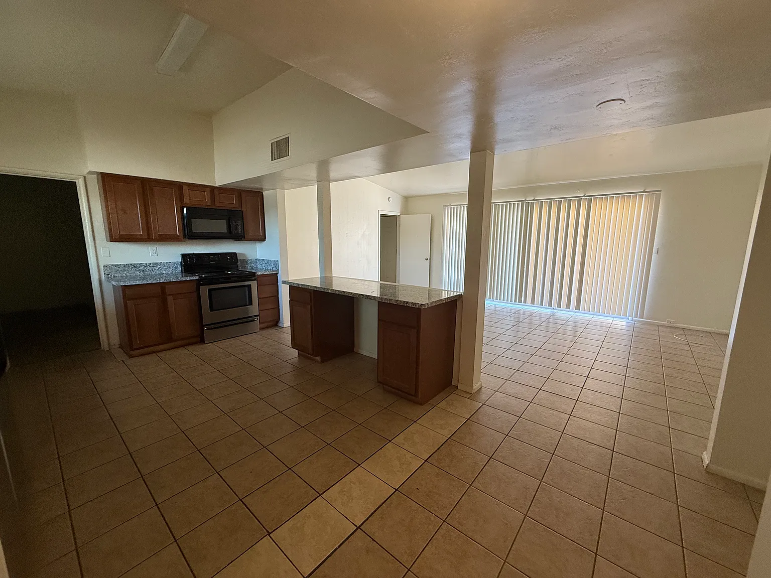 6 bed, 1854 sqft, $3,990 — Photo 3