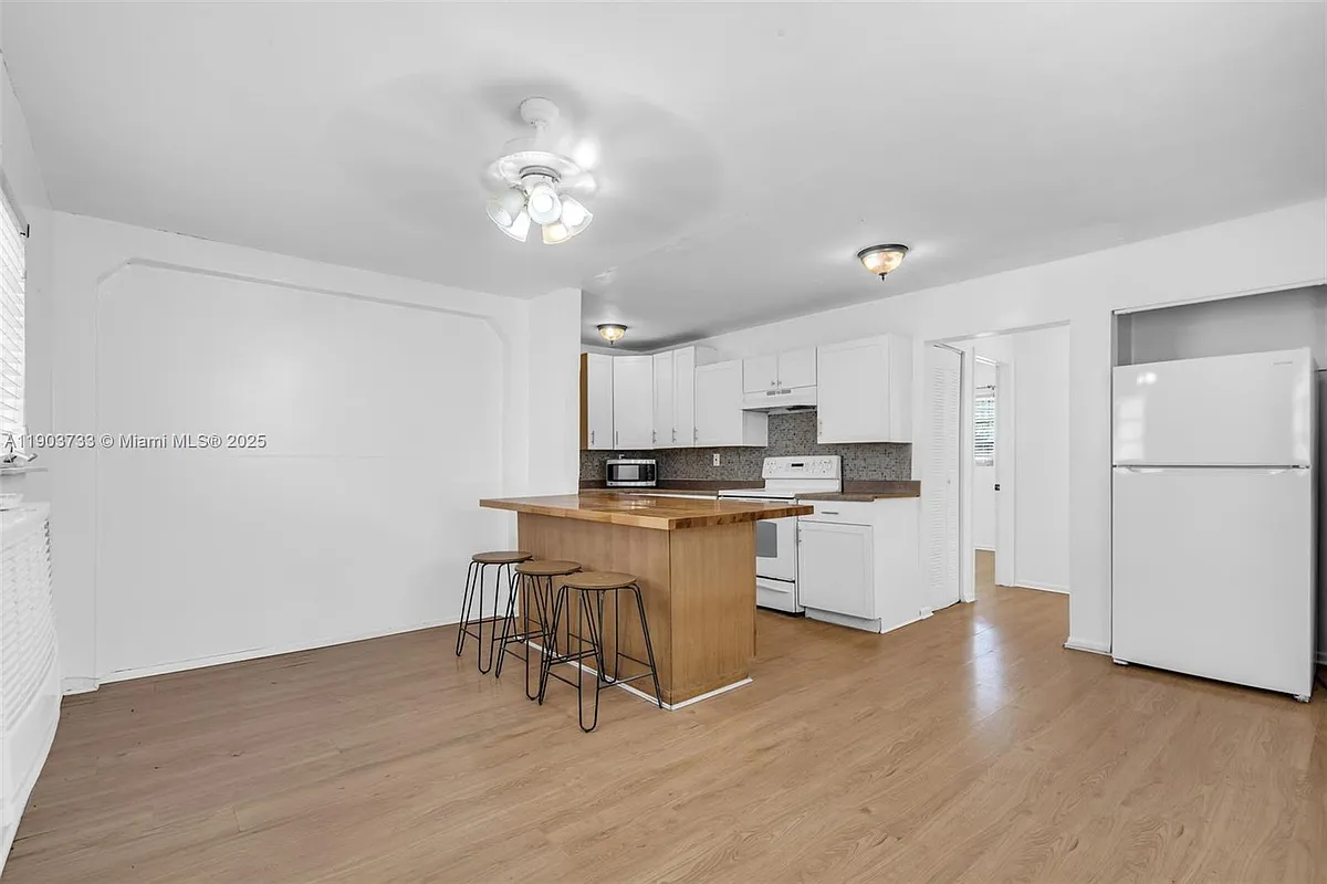 Building Photo - 2809 SW 23rd Ter #2807