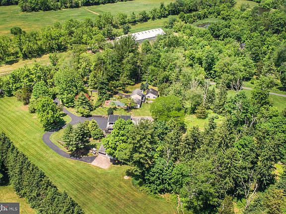 3rd image of 2349 Valley Rd