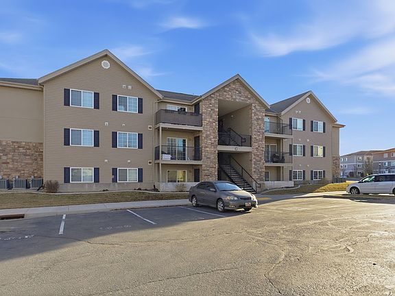 3rd image of 1936 N Crest Rd