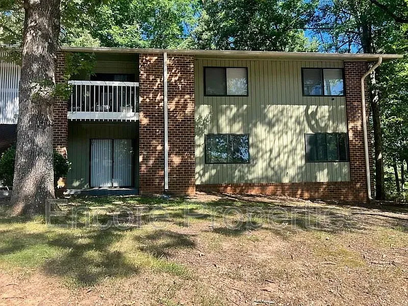 2 bed, 1.0 bath, 1000 sqft, $1,300 — Photo 1