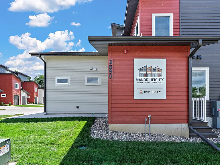 Manor Heights Townhome — Photo 2