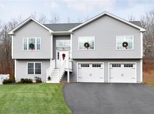 24 Excalibur Dr, Richmond, RI 02892