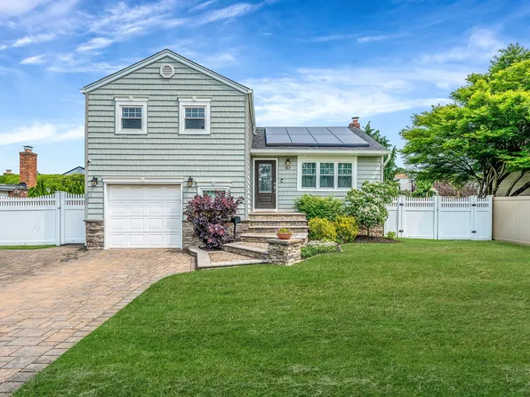 469 N Syracuse Avenue, Massapequa, NY 11758