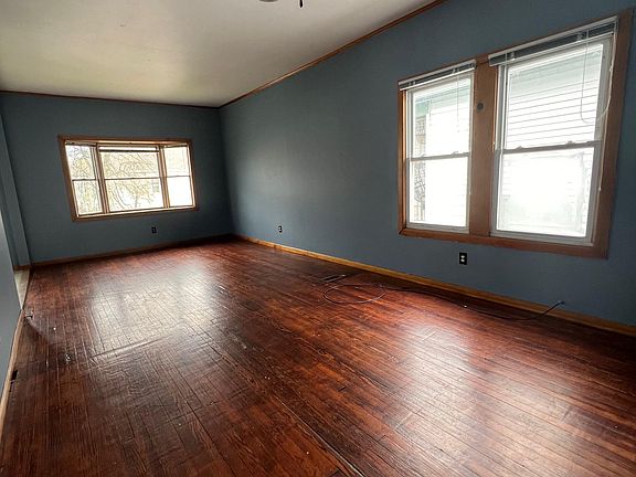 2nd image of 586 Linden Ave Unit 2