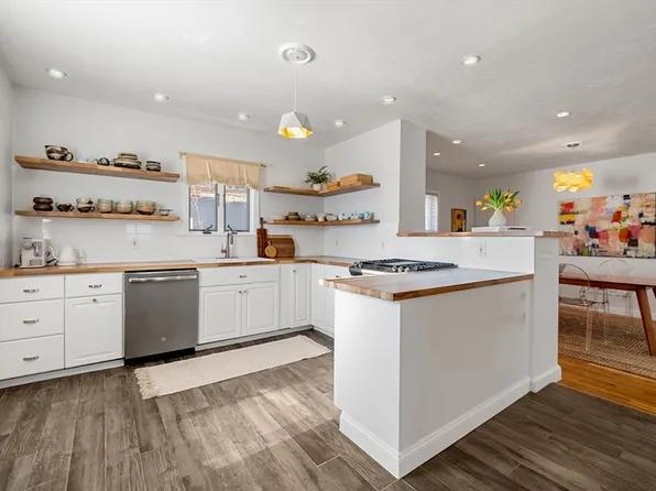 11 Hamilton St, Dorchester, MA 02125