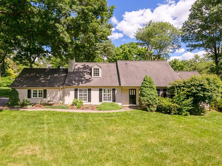 100 Pine Tree Rd — Photo 1