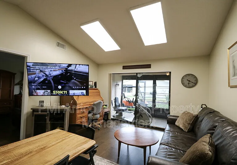 323 Knottwood Ct — Photo 15
