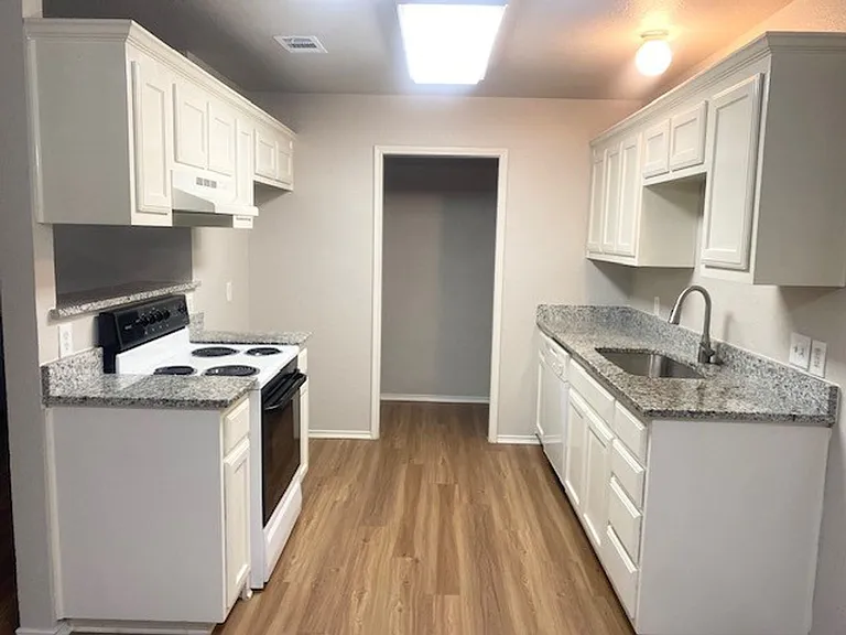305 Schumacher Dr — Photo 2
