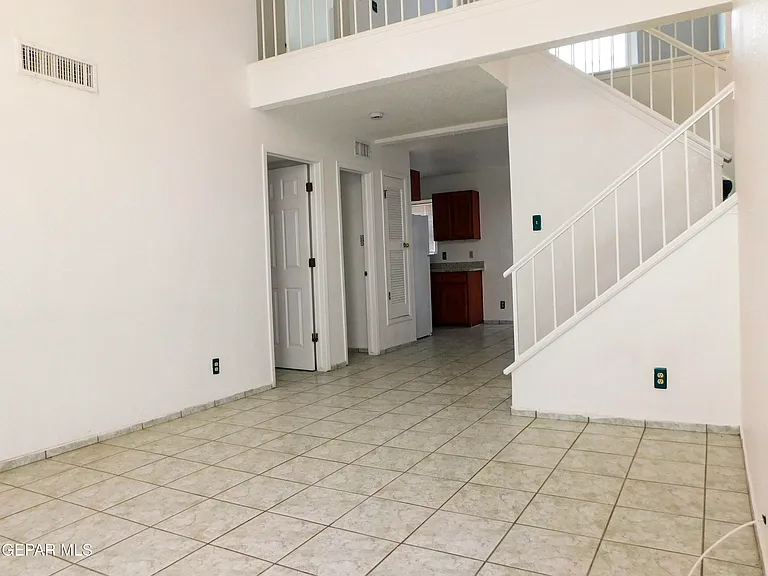 726 Medina St — Photo 7