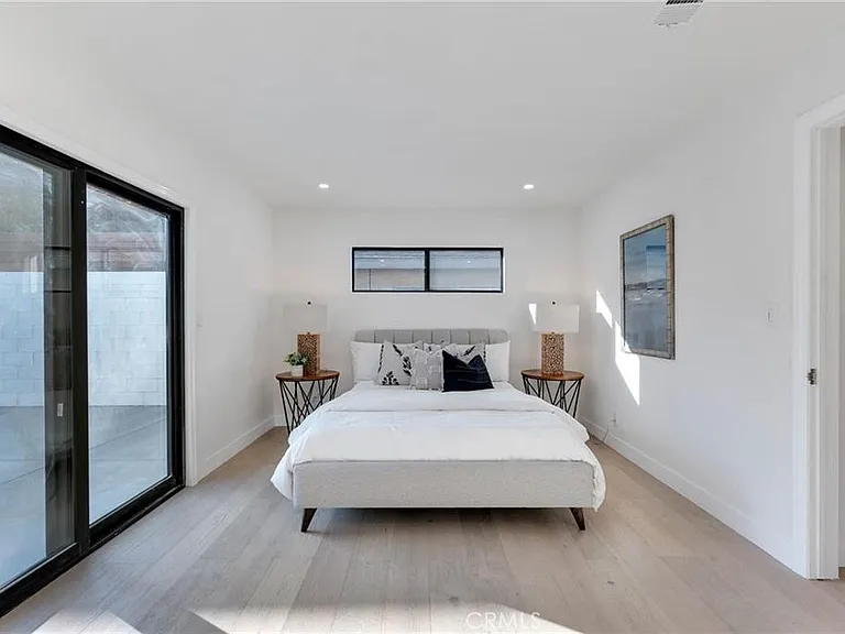 335 University Dr — Photo 13