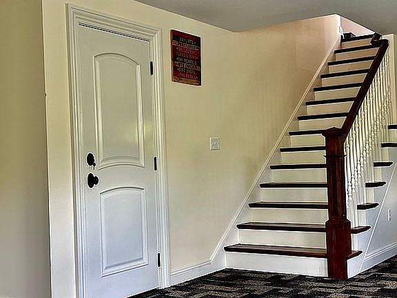 Entry floor staircase 