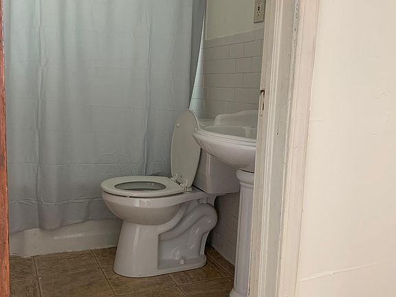 4th image of 75 Unger Ave