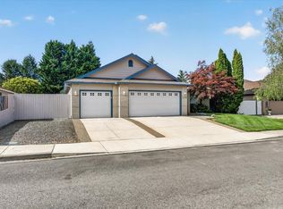 3460 Blue Blossom Dr, Medford, OR 97504