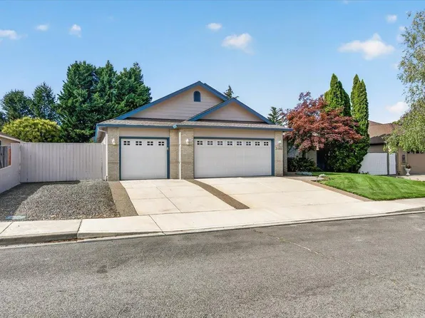 3460 Blue Blossom Dr, Medford, OR 97504
