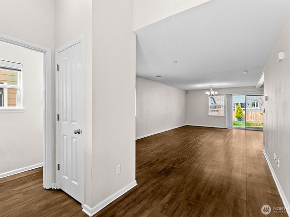 3rd image of 4308 Roxanna Loop SE