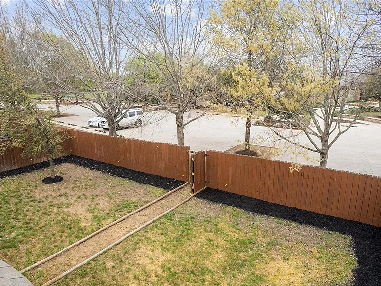 916 Easton Dr — Photo 28