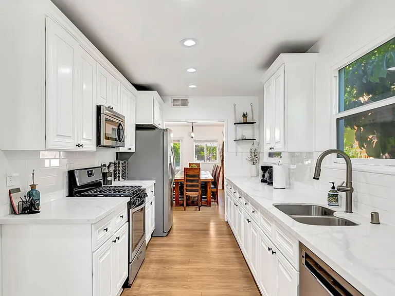 7715 Oakdale Ave — Photo 8