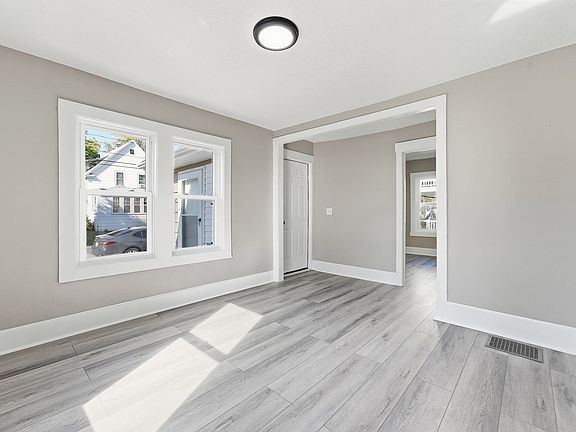 4th image of 195 Jasper St