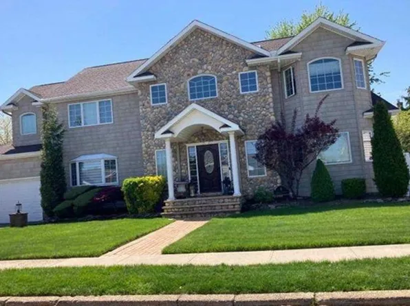 8 Mohegan Dr, Massapequa, NY 11758