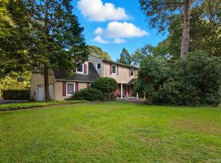 8 Tanager Ln, Northport, NY 11768