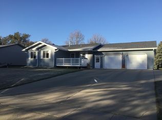 211 McLaughlin St NW, Watertown, SD 57201