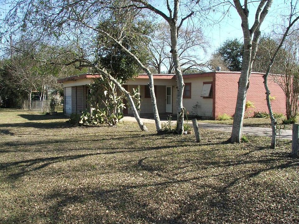 2nd image of 1600 Pena St