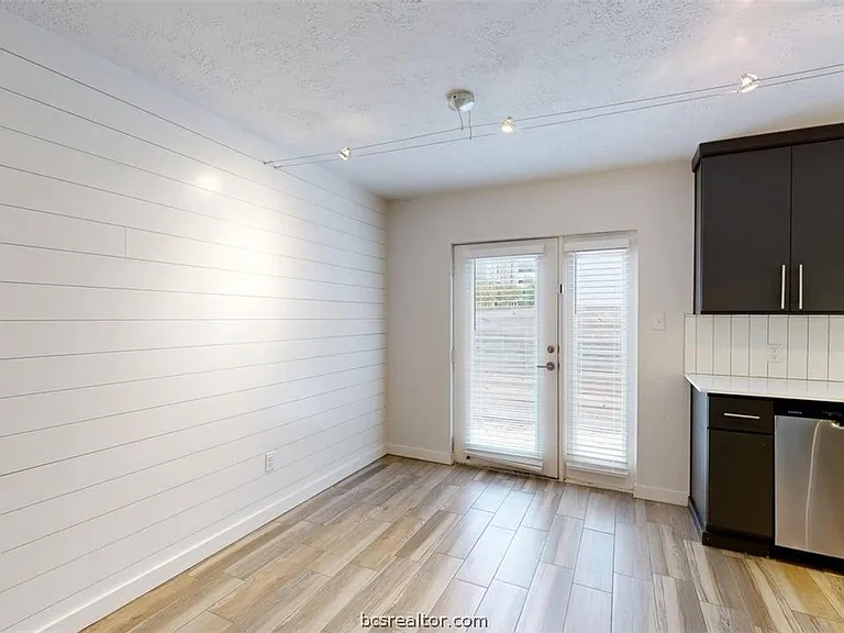 505 Boyett St #D1 — Photo 8
