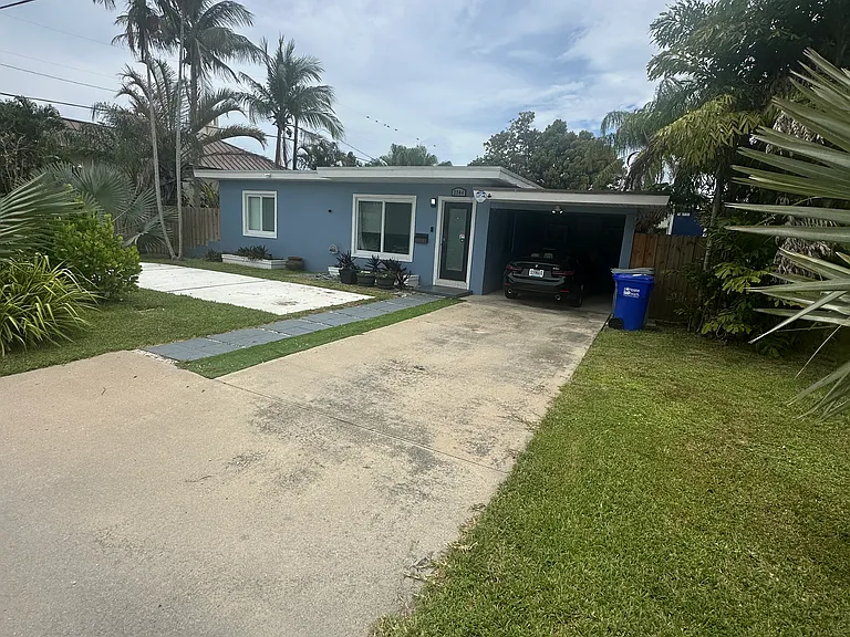 2304 SE 13th Ct — Photo 1
