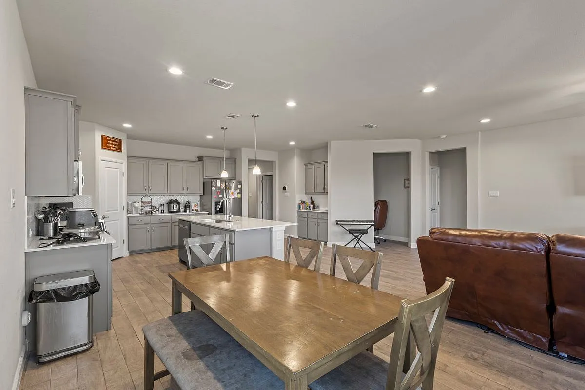 4 bed, 2.0 bath, 2014 sqft, $2,800 — Photo 3