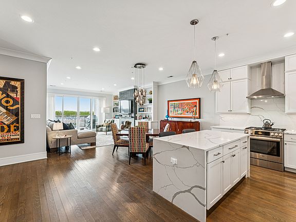 3rd image of 5748 N Hermitage Ave #410