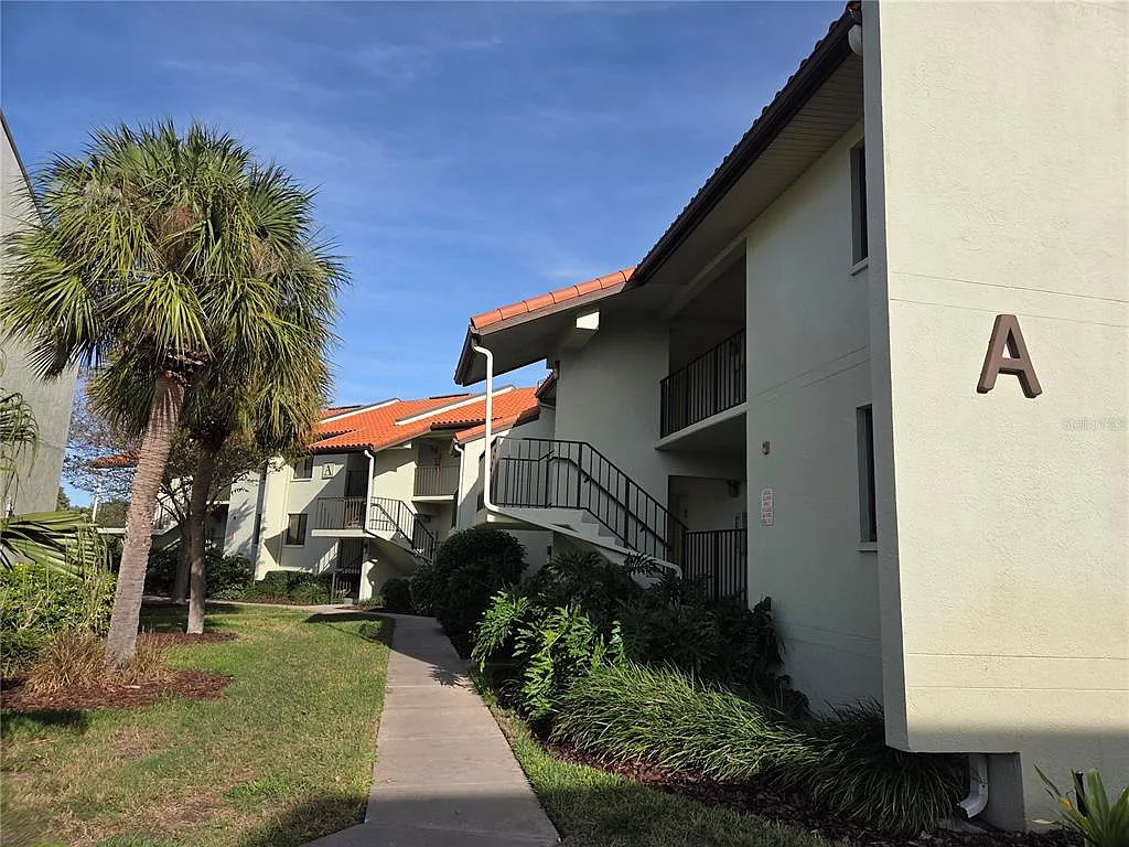 2 bed, 2.0 bath, 835 sqft, $2,400 — Photo 2