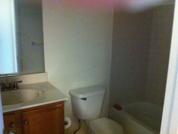 bathroom with tub/shower