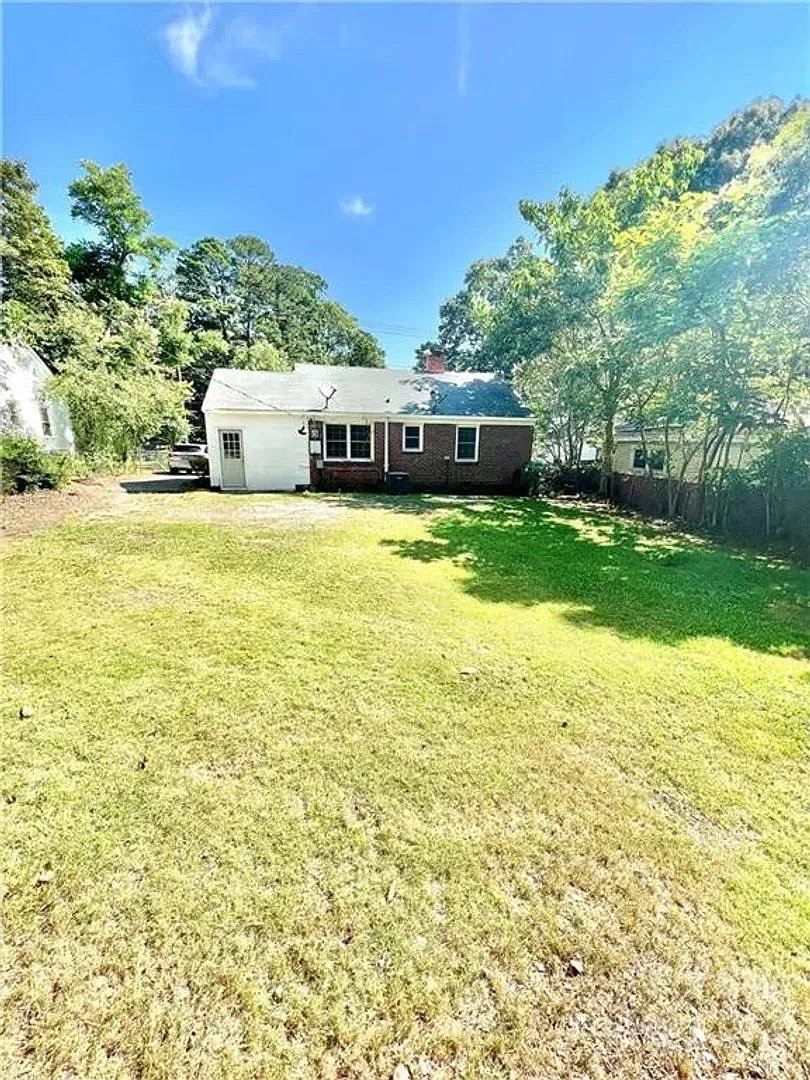 Room in 3 Bedroom Home at Remount Rd — Photo 4