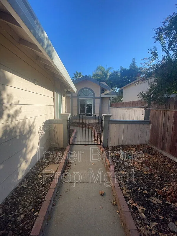 2 bed, 2.0 bath, 1044 sqft, $2,295 — Photo 3