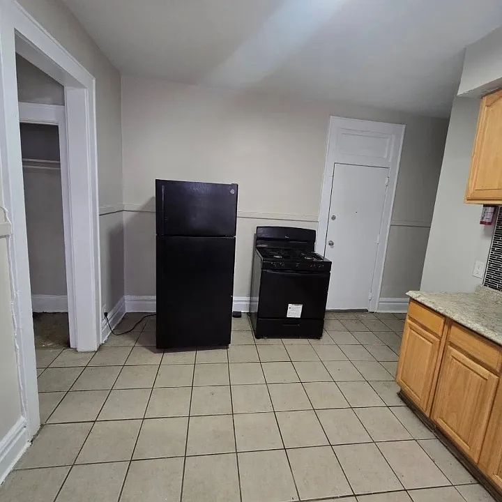 81 Montgomery Ave #2L