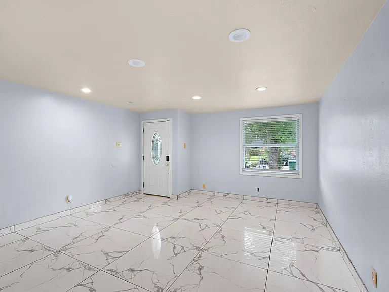 5718 Greencraig Dr — Photo 6