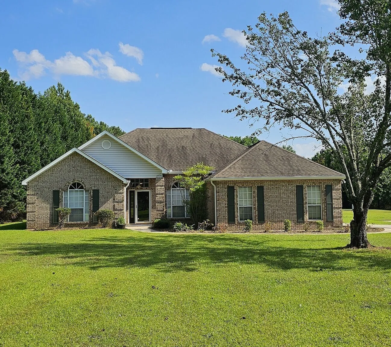 4 bed, 2.0 bath, 1983 sqft, $2,100 — Photo 1