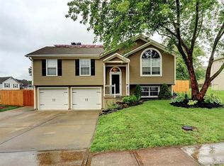 622 N Crest Dr, Raymore, MO 64083
