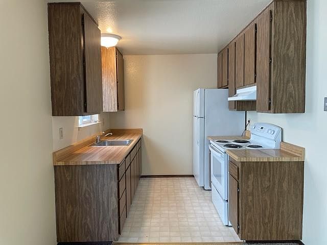 1st image of 325 Brosnan Ct