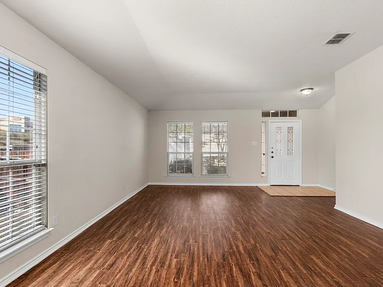 102 Lindseys Cv — Photo 9