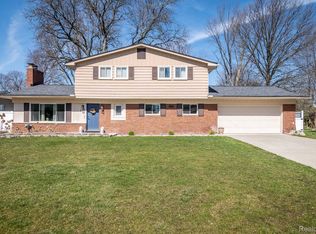 32350 Sprucewood St, Farmington Hills, MI