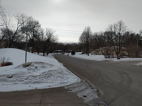 5th image of 607 Portland Dr E