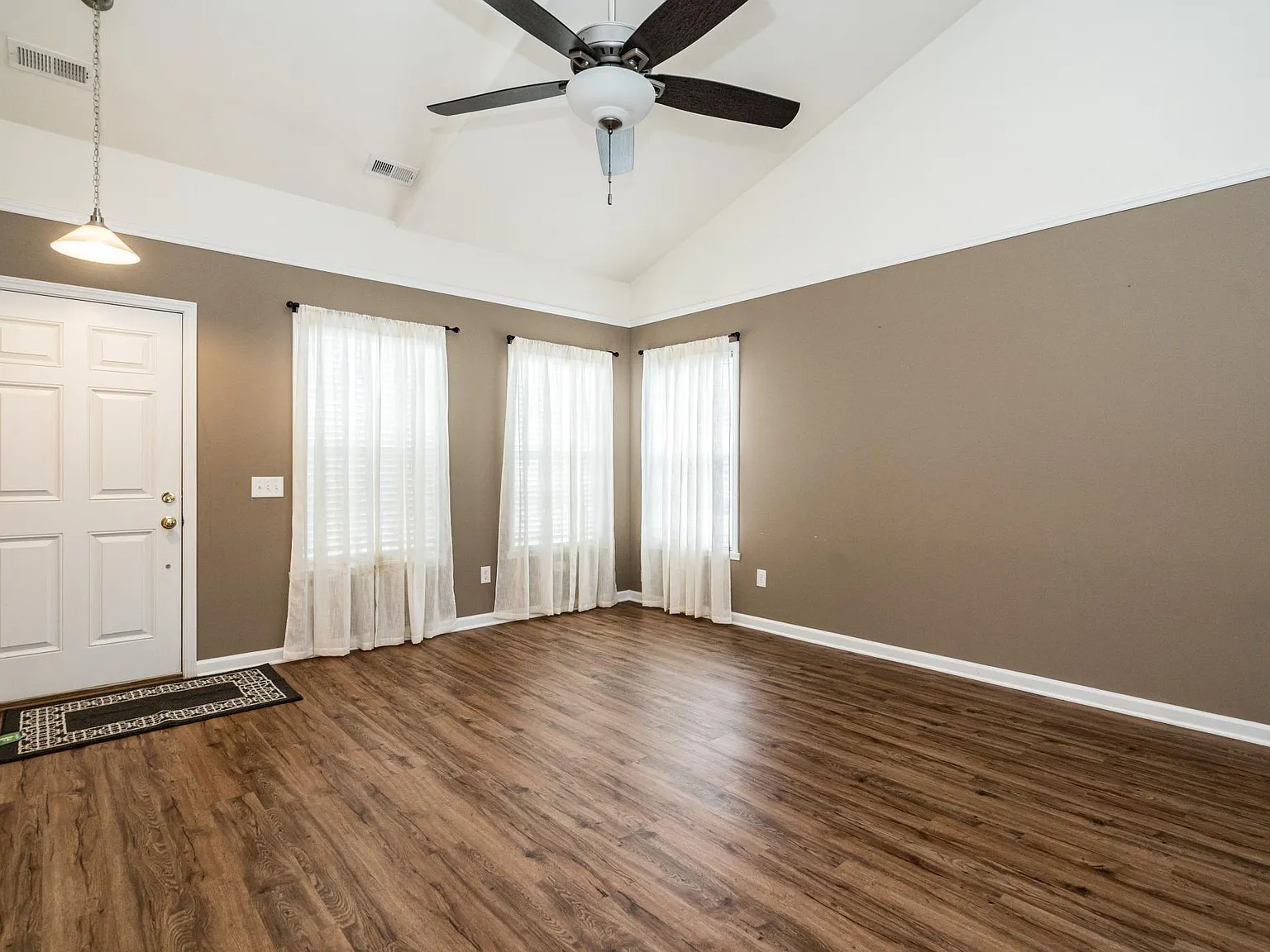 3 bed, 2.5 bath, 1600 sqft, $2,295 — Photo 4